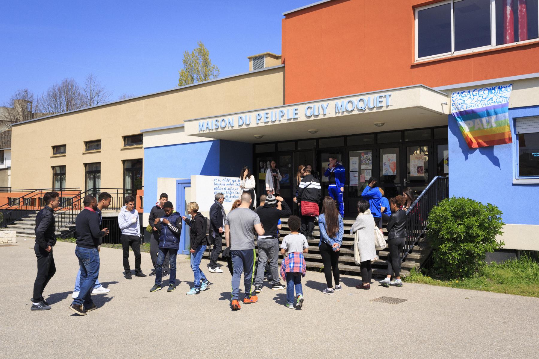 Entrée de l’espace jeunesse Guy Môquet