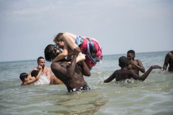 10-Ouistreham-mer-jeunes-40.jpg